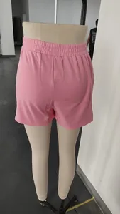 Vista posteriore dettagliata di pantaloncini casual rosa tinta unita su un manichino