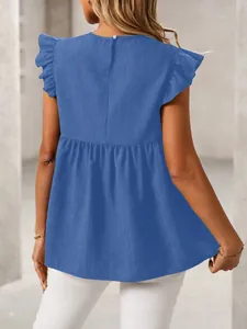 Achteraanzicht van blauwe damesblouse met ruchesmouwen en een geplooide peplumzoom.