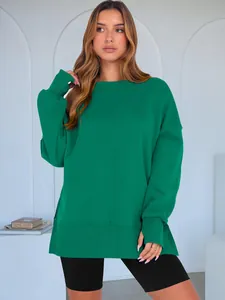Détail du sweat-shirt vert surdimensionné à col rond avec une coupe décontractée