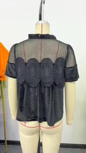 Détail arrière du haut en résille noir avec broderie dentelle et ourlet velours