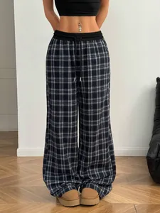 Gros plan d'un pantalon de sport décontracté ample à carreaux et taille haute pour femme