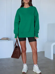Vue détaillée d'un sweat-shirt vert à col rond pour femme avec une coupe ample décontractée