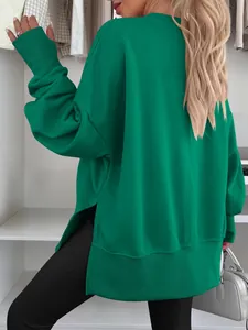 Vue arrière d'un sweat-shirt vert surdimensionné à col rond avec fentes latérales