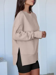 Vue latérale d'un sweat-shirt beige surdimensionné à col rond avec des fentes latérales.