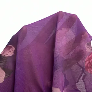 Dettaglio del tessuto a rete trasparente floreale viola per camicia a maniche lunghe