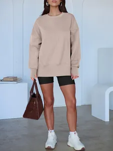 Vue complète d'un sweat-shirt beige surdimensionné à col rond pour femme en studio