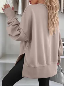 Vue arrière d'un sweat-shirt beige oversize avec fentes latérales et bords-côtes