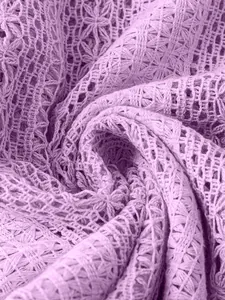 Gros plan macro haute résolution de la texture du tissu en dentelle évidée lavande