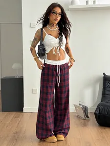 Vue détaillée d'un pantalon large à carreaux rouges avec un haut caraco court blanc