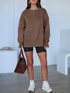 Sweat-shirt marron oversize à col rond avec short de cycliste noir pour un look sportif.