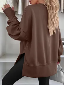 Vue arrière d'un sweat-shirt marron surdimensionné avec fente latérale et bords-côtes.