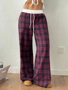Vue détaillée d'un pantalon écossais rouge à jambes larges et taille haute blanche à cordon