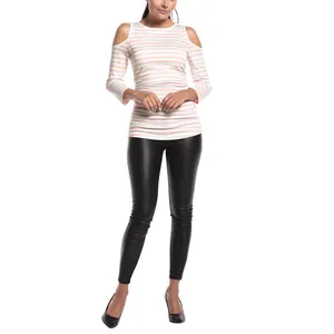 Détail du t-shirt de maternité à rayures avec épaules dénudées porté par un modèle