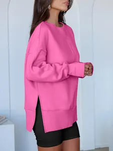 Vue détaillée d'un sweat-shirt rose surdimensionné à col rond avec fentes latérales