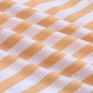 Gros plan sur le tissu jersey rayé orange et blanc pour vêtements de maternité