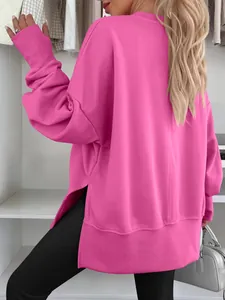 Vue arrière d'un sweat-shirt rose ample et décontracté avec des fentes latérales stylées