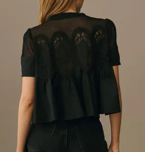 Vue arrière détaillée d'un haut noir à manches courtes avec broderie dentelle et résille