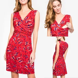 Robe de maternité et d'allaitement à fleurs rouges avec col en V croisé fonctionnel