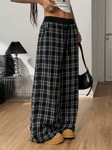 Vue détaillée d'un pantalon large à carreaux taille haute avec un cordon de serrage