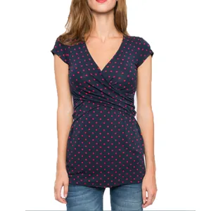 Dettaglio maglia allattamento blu a pois con scollo a V incrociato premaman