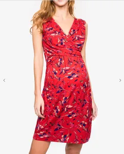 Robe de maternité et d'allaitement élégante à fleurs rouges avec un col en V sans manches