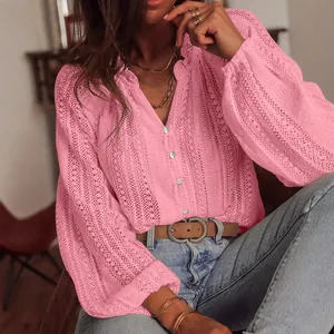 Chemise chic rose à manches longues avec col en V et détails en dentelle ajourée.