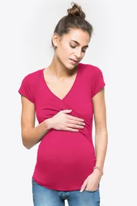 Dettaglio maglia premaman e allattamento magenta con scollo a V incrociato.