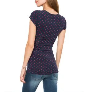 Vista posteriore di un top da allattamento a maniche corte blu navy con pois rossi