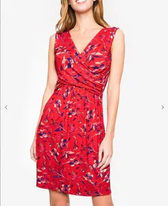 Vue détaillée d'une robe d'allaitement fleurie rouge avec col en V croisé pratique.