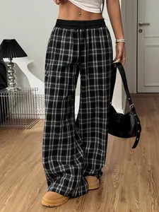 Détail du pantalon écossais à taille haute avec cordon de serrage et coupe droite