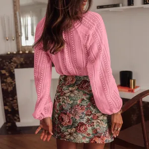Chemisier rose élégant en dentelle ajourée à manches longues avec jupe à fleurs rétro