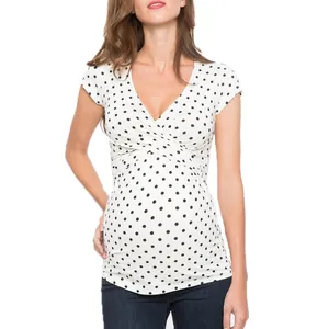 Dettaglio del top premaman a pois con scollo a V incrociato per l'allattamento