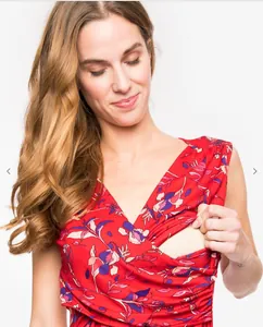 Vue détaillée d'une robe d'allaitement à fleurs rouges avec accès facile pour allaiter