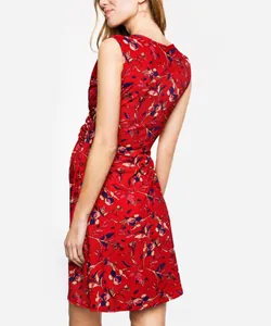 Robe de maternité et d'allaitement rouge à fleurs sans manches avec côtés froncés