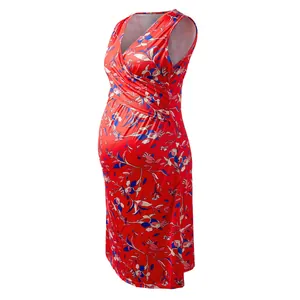 Vue latérale détaillée d'une robe de maternité rouge à fleurs pour l'allaitement