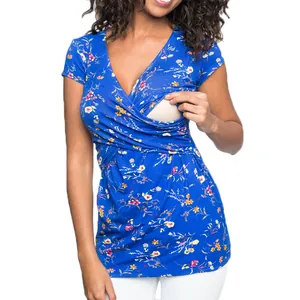 Primo piano della maglia blu da allattamento a fiori con scollo a V e apertura discreta