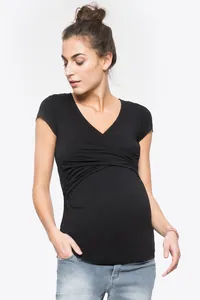 Dettaglio ravvicinato di una maglia da allattamento nera con scollo a V incrociato e maniche