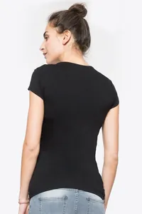 Vista posteriore di una t-shirt da allattamento nera a maniche corte per maternità e uso quotidiano