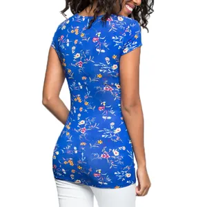 Vista posteriore di un top premaman blu a fiori con design aderente a maniche corte