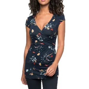Primo piano di maglia allattamento floreale con scollo a V incrociato gravidanza.