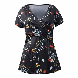 Vista dettagliata di una maglia per allattamento a maniche corte con scollo a V e fiori