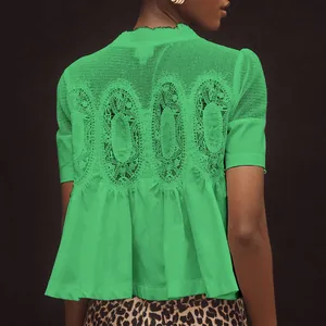 Vue détaillée d'un haut vert avec broderie de dentelle ornée sur le dos en maille filet