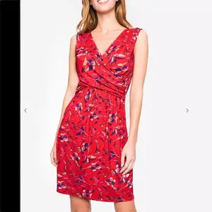 Robe de maternité fleurie rouge élégante avec col en V sans manches pour l'été