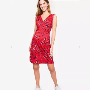 Élégante robe de maternité rouge à fleurs sans manches avec col en V pour allaiter