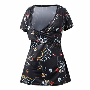 Comoda maglia premaman e per allattamento con stampa floreale, scollo a V e maniche corte