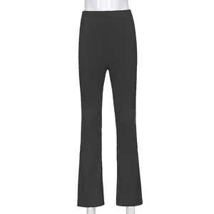 Detailansicht der gerippten Damen-Schlaghose mit hoher Taille aus elastischem Material
