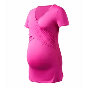 Maglia premaman rosa a maniche corte con pratico design incrociato per l'allattamento