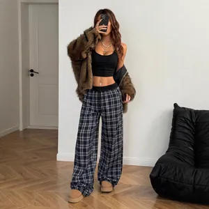 Pantalon large à carreaux et taille haute pour un look streetwear décontracté et élégant.