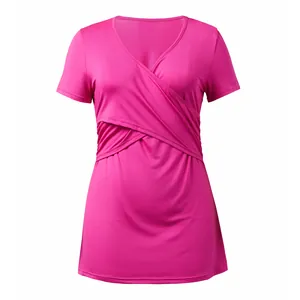 Elegante maglia premaman rosa a maniche corte con scollo a V e pratico design incrociato