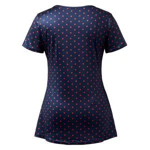 Vista posteriore di un top da allattamento blu navy a maniche corte con motivo a pois rossi